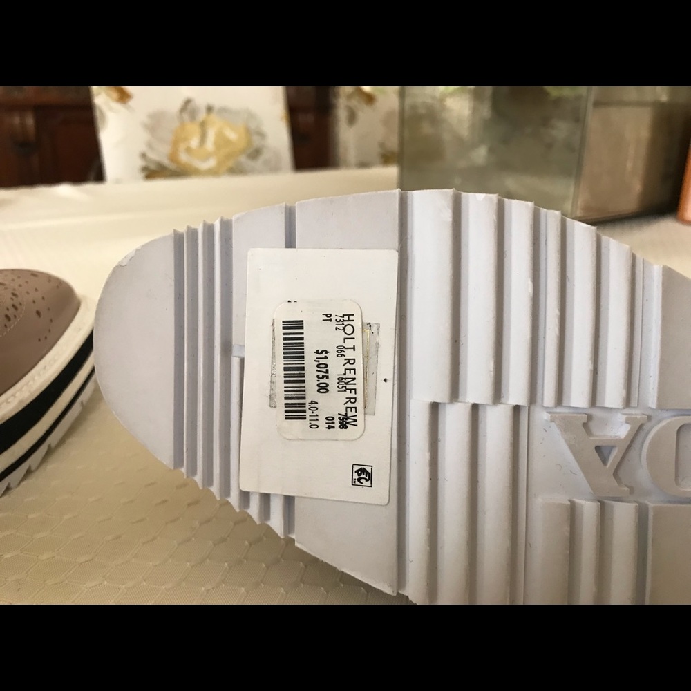 Prada woman's shoes. - Picture 4 of 4